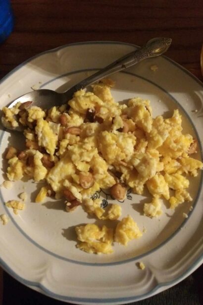 Oeufs brouillés aux champignons poufs sauvages