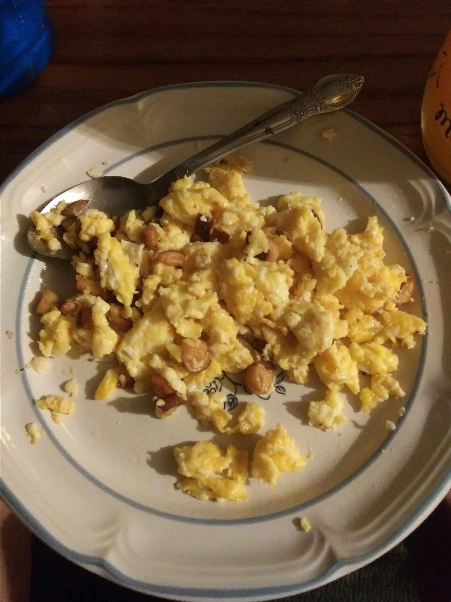 Oeufs brouillés aux champignons poufs sauvages