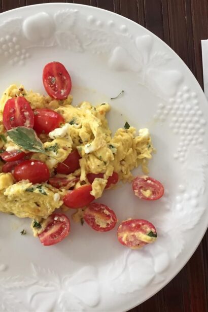 Oeufs brouillés d'été par le Chef John