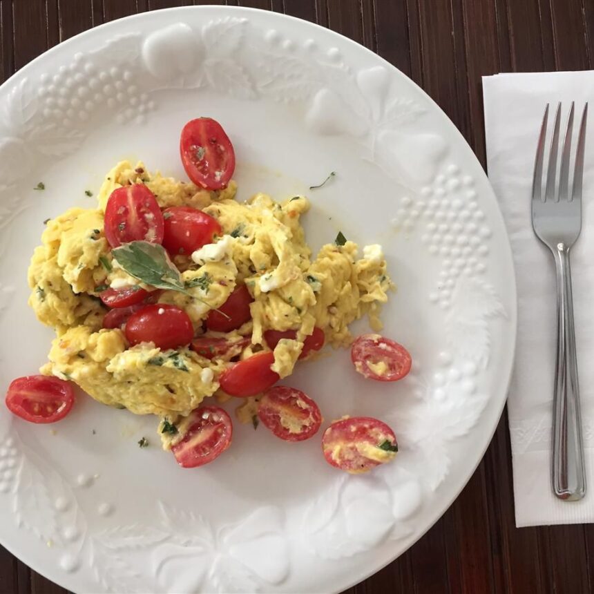 Oeufs brouillés d'été par le Chef John