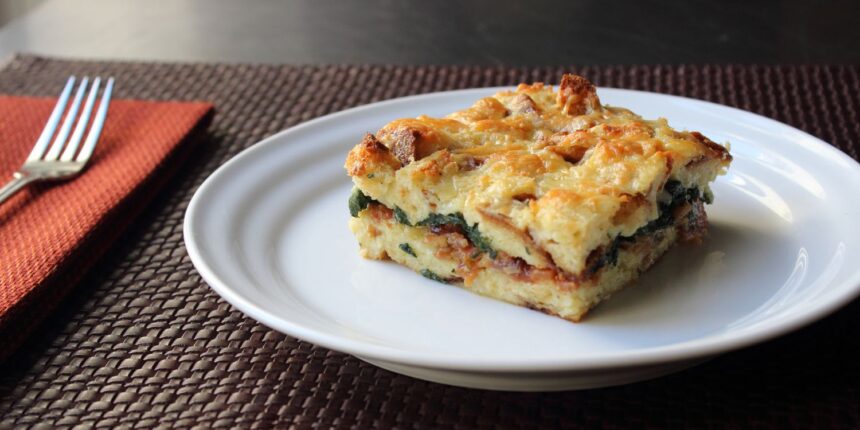 Strata au bacon, cheddar et épinards