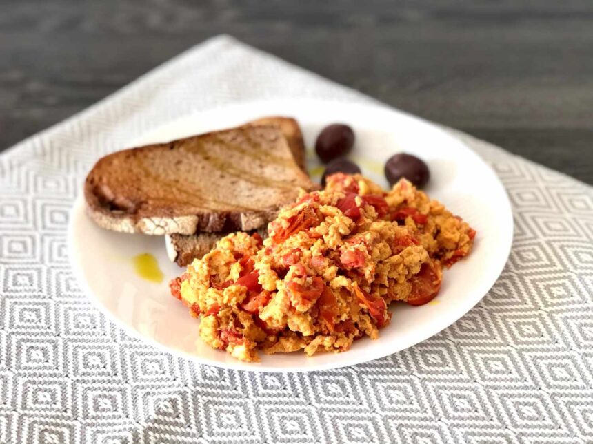 Œufs brouillés au chorizo espagnol et à la tomate
